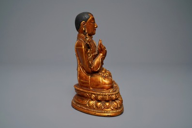 Een Chinese vergulde en gelakt houten figuur van Tsongkhapa, 18e eeuw