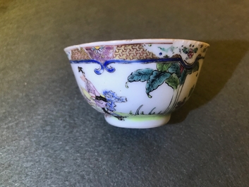 Une tasse et soucoupe en porcelaine de Chine famille rose &agrave; d&eacute;cor d'une musicienne, Yongzheng