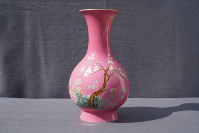 Un vase en porcelaine de Chine famille rose &agrave; d&eacute;cor floral sur fond rose, marque de Yongzheng, 20&egrave;me