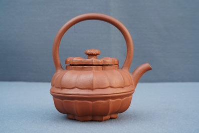 Een Chinese bloemvormige Yixing steengoed theepot met deksel, Kangxi