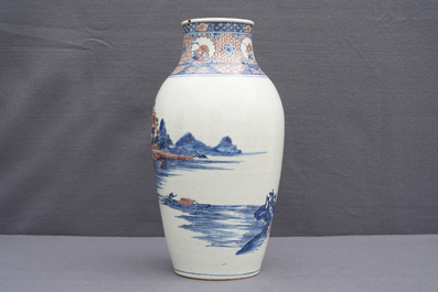 Un vase en porcelaine de Chine bleu, blanc et rouge &agrave; d&eacute;cor d'un paysage, 19&egrave;me