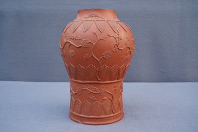 Un vase de forme balustre en gr&egrave;s de Yixing &agrave; d&eacute;cor en relief, Chine, Kangxi