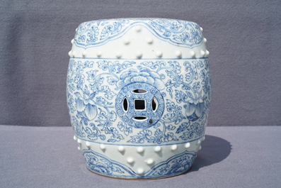 Un repose-bras en forme de tambour en porcelaine de Chine bleu et blanc, Qianlong