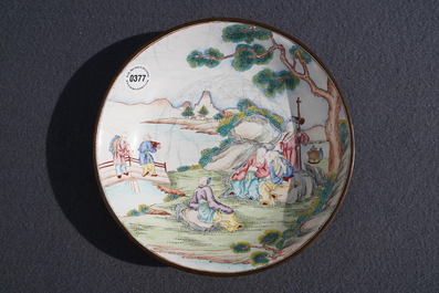Une assiette en &eacute;maux de Canton &agrave; d&eacute;cor de figures dans un jardin, marque et &eacute;poque de Qianlong