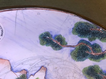 Une assiette en &eacute;maux de Canton &agrave; d&eacute;cor de figures dans un jardin, marque et &eacute;poque de Qianlong