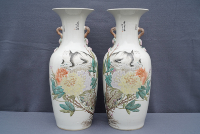 A pair of Chinese qianjiang cai vases with Pekingese lion dogs, 19th C.