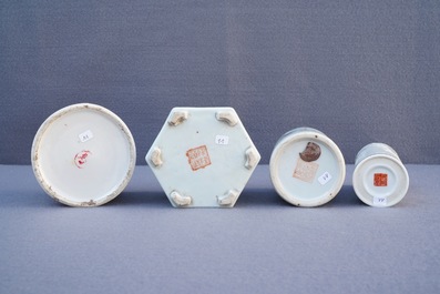 Een collectie Chinese famille rose theepotten, penselenbekers en borden, 19/20e eeuw