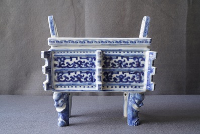 Een Chinese blauwwitte wierookbrander 'ding', 18/19e eeuw