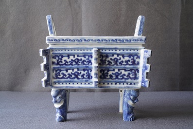 A Chinese blue and white 'ding' incense burner, 18/19th C.