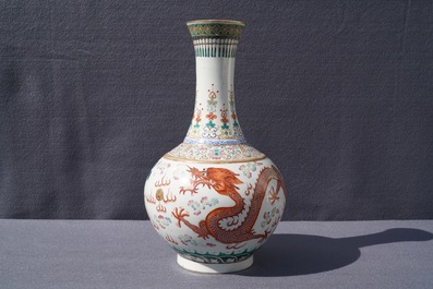 Un vase de forme bouteille en porcelaine de Chine famille rose, marque et &eacute;poque de Guangxu