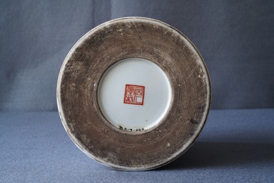 Een Chinese grisaille en ijzerrode penselenpot, Ju Ren Tang merk, Republiek, 20e eeuw