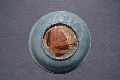 Un plat en porcelaine de Chine dite 'de Swatow' &agrave; d&eacute;cor appliqu&eacute; sur fond bleu, Ming