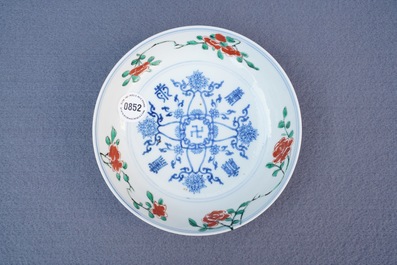 Une assiette en porcelaine de Chine famille verte &agrave; d&eacute;cor d'un swastika, 'Shou' et des fleurs de lotus, marque de Chenghua, Kangxi