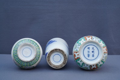 Trois vases en porcelaine de Chine bleu et blanc, doucai et famille verte, 19/20&egrave;me
