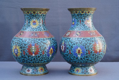 Une paire de vases de forme hu en &eacute;maux cloisonn&eacute;s &agrave; d&eacute;cor de rinceaux de lotus, 18&egrave;me