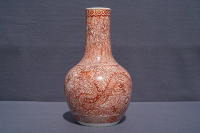 Een Chinese ijzerrode flesvormige 'draak en feniks' vaas, 19e eeuw