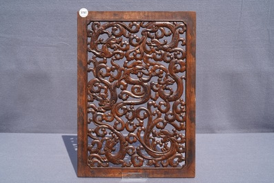 Een paar opengewerkte Chinese houten panelen, 18/19e eeuw