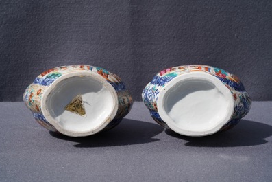 Une paire de vases en porcelaine de Chine famille rose &agrave; d&eacute;cor mandarin, Qianlong