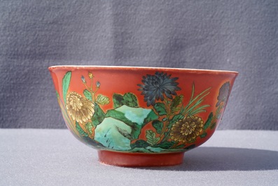 Un bol en porcelaine de Chine &agrave; d&eacute;cor en relief sur fond rouge de corail, 19&egrave;me