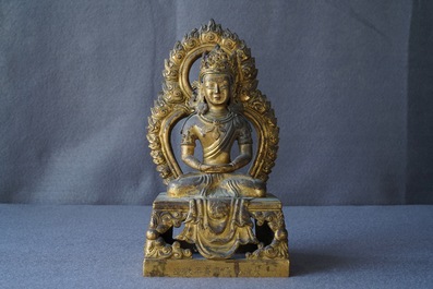 Een Sino-Tibetaanse verguld bronzen figuur van Amitayus, gedat. 1770, Qianlong