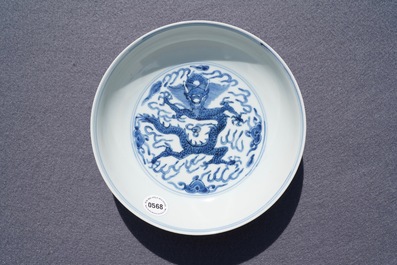Une assiette en porcelaine de Chine bleu et blanc &agrave; d&eacute;cor d'un dragon, marque et &eacute;poque de Wanli