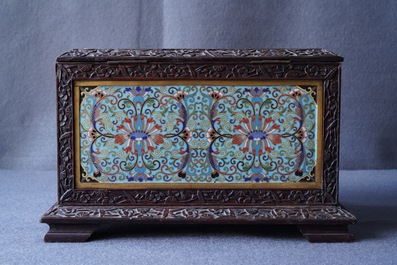 Une bo&icirc;te rectangulaire en bois sculpt&eacute; et &eacute;maux cloisonn&eacute;s, Chine, 19&egrave;me