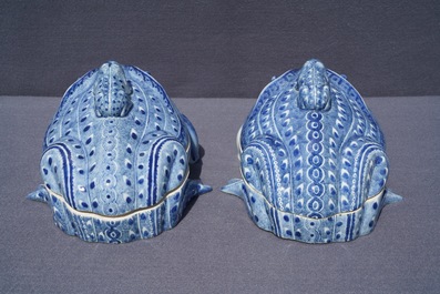 Een paar Chinese blauwwitte terrines in de vorm van kikkers, 20e eeuw