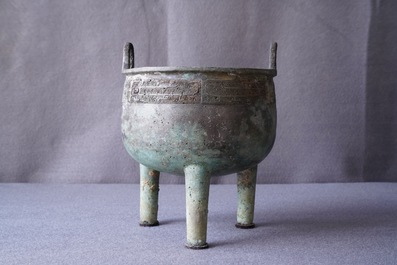 Un vase rituel de forme ding en bronze &agrave; inscription, Dynastie Des Zhou Occidentaux (11&egrave;me - 8&egrave;me a.J-C)