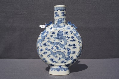 Een Chinese blauwwitte moonflask met drakendecor, 19e eeuw