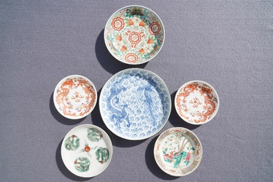 Een collectie Chinese famille rose theepotten, penselenbekers en borden, 19/20e eeuw