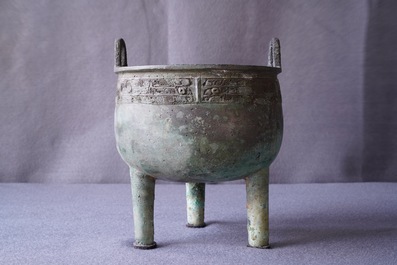 A Chinese bronze 'ding' ritual vessel with inscription, Western Zhou (11th - 8th C. b.C.)