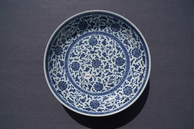 Een Chinese blauwwitte Ming-stijl schotel met florale slingers, Qianlong
