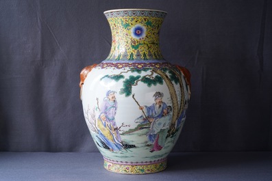 Un grand vase en porcelaine de Chine famille rose, marque de Qianlong, 20&egrave;me
