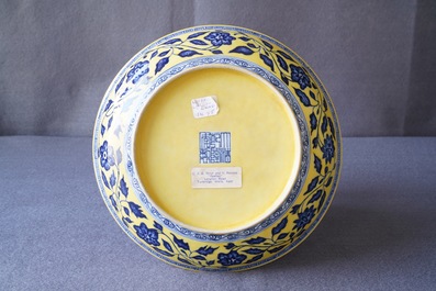 A Chinese yellow-ground blue and white 'lotus bouquet' plate, Qianlong mark, 19/20th C.