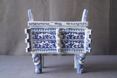 A Chinese blue and white 'ding' incense burner, 18/19th C.