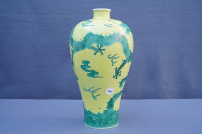 Un vase de forme meiping en porcelaine de Chine &agrave; d&eacute;cor de dragons en vert et jaune, 19/20&egrave;me