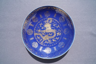 Une paire de plats en porcelaine de Chine &agrave; d&eacute;cor dor&eacute; de dragons sur fond bleu, marque et &eacute;poque de Guangxu