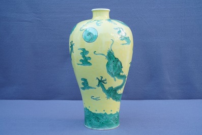 Un vase de forme meiping en porcelaine de Chine &agrave; d&eacute;cor de dragons en vert et jaune, 19/20&egrave;me