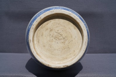 Un grand vase de forme rouleau en porcelaine de Chine bleu et blanc &agrave; d&eacute;cor d'antiquit&eacute;s, 20&egrave;me