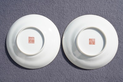 Une paire de tasses et soucoupes en porcelaine de Chine famille rose, marque et &eacute;poque de Xianfeng