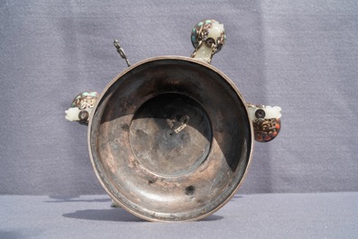 Een zilveren kandelaar met jade, turkoois en bloedkoraal, China of Tibet, 18/19e eeuw