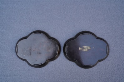Een paar Chinese koppen en vierlobbige schotels in zilver en lac burgaut&eacute;, Kangxi