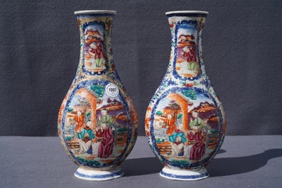 Une paire de vases en porcelaine de Chine famille rose &agrave; d&eacute;cor mandarin, Qianlong
