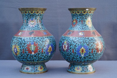 Une paire de vases de forme hu en &eacute;maux cloisonn&eacute;s &agrave; d&eacute;cor de rinceaux de lotus, 18&egrave;me