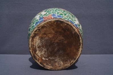 Un vase en porcelaine de Chine wucai &agrave; d&eacute;cor de gar&ccedil;ons, 19&egrave;me