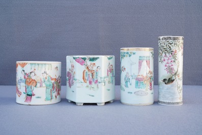 Une collection de th&eacute;i&egrave;res, pots &agrave; pinceaux et assiettes en porcelaine de Chine famille rose, 19/20&egrave;me