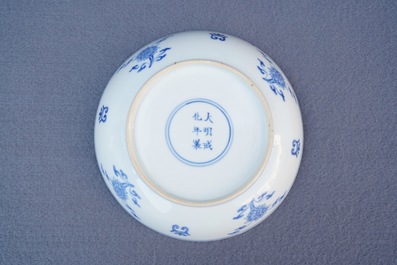 Une assiette en porcelaine de Chine famille verte &agrave; d&eacute;cor d'un swastika, 'Shou' et des fleurs de lotus, marque de Chenghua, Kangxi