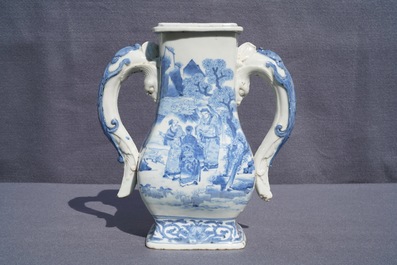 Een Chinese blauwwitte vaas met chilong-handgrepen, 17/18e eeuw