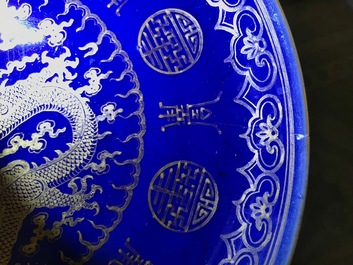 Een paar Chinese vergulde drakenschotels met blauwe fondkleur, Guangxu merk en periode