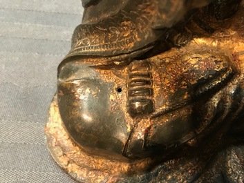 Une figure de Guanyin sur tr&ocirc;ne de lotus en bronze dor&eacute; et laqu&eacute;, Chine, Ming
